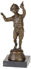 Una scultura in bronzo un