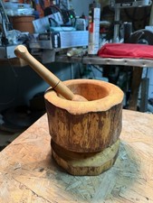 Antico mortaio in legno