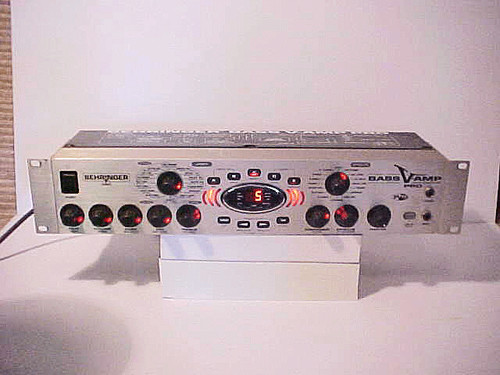 Behringer bass amp pro - v-amp,