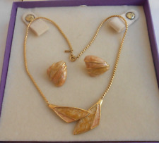 Set ORECCHINI E COLLANA MONET metallo dorato lacca colore rosa/beige