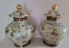 Splendida Coppia Di Vasi Urne Con Particolare Lavorazione In Rilievo