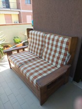 Divano letto due posti, in legno scuro, dimensioni 147 l x 84 p x 95 h, ottimo