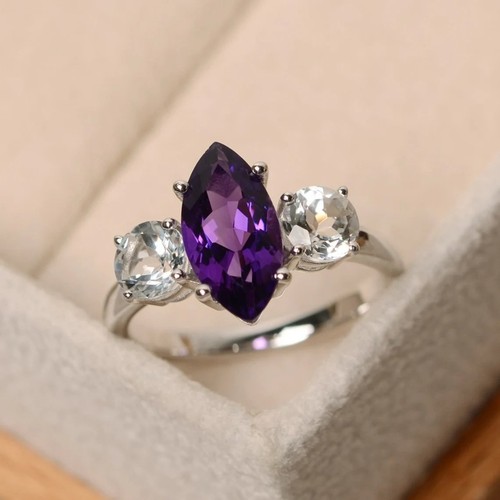 Anello delicato con tre - , pietre