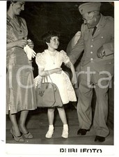 1954 ROMA Bambina in partenza per NEW YORK verso la famiglia adottiva *Foto