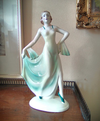 Antica statuina ragazza