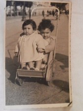 Vecchia foto bimbi carrozzina metallica passeggino antico Salerno lungomare 1947