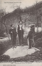 CP Repro 19 Les Pyrénées Ariégeois Montreur d'ours de l'Ariège