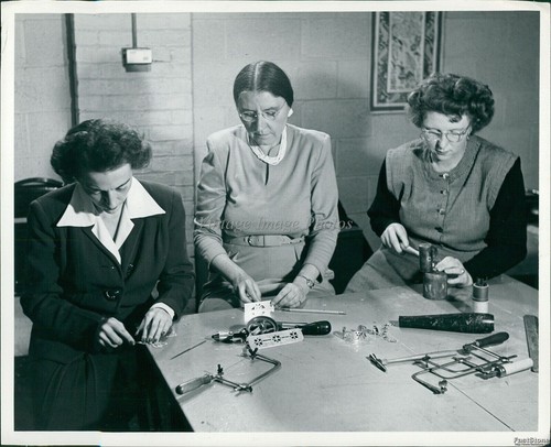 1946 donne che - 1946, strumenti