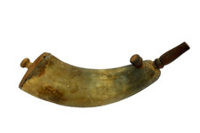 Antica vecchia fiaschetta per polvere pistola corno di toro bovino bianco nero