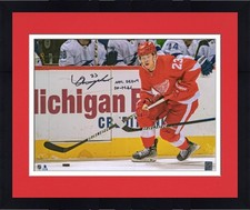 Foto skate FRMD Lucas Raymond Red Wings firmata 16x20 debutto con debutto NHL insc