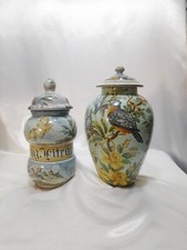 Due riproduzioni di antichi barattoli di farmacia secenteschi realizzati negli a