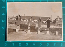 FOTO DONNE SU DEI PIOLI FERROVIA  SAN ROSSORE 1928 ( F 36 )