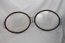 Due vassoi in legno, pizzo e