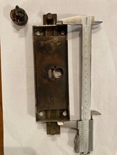 Serratura centrale per serranda saracinesca senza chiave