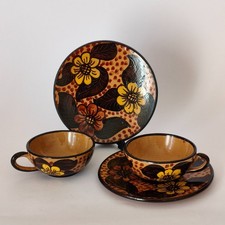 Tazze con piattini in stile