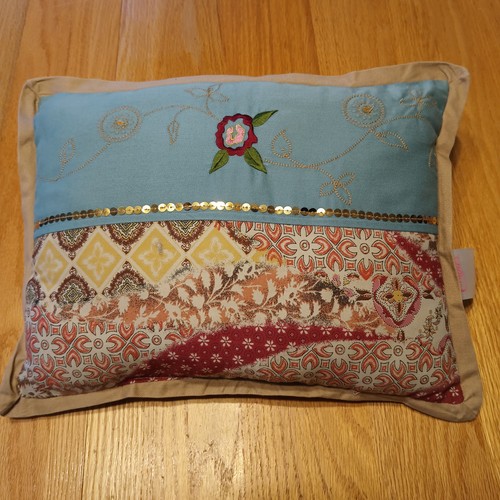 Cuscino accento ricamato letto