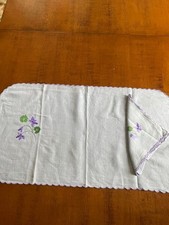 TOVAGLIETTA VINTAGE DA TEA LILLA RICAMATA A MANO CON  TOVAGLIOLO          