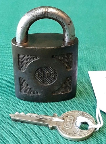 Vecchio lucchetto ottone - in,
