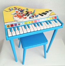 Pianoforte e sgabello vintage