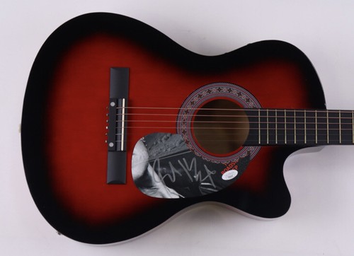 Chitarra acustica firmata