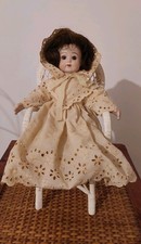 Bambola da collezione in porcellana Con Sedia In Vimini Vintage Anni 70