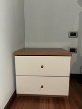 Comodino a due cassetti bianco/legno – moderno – in ottime condizioni