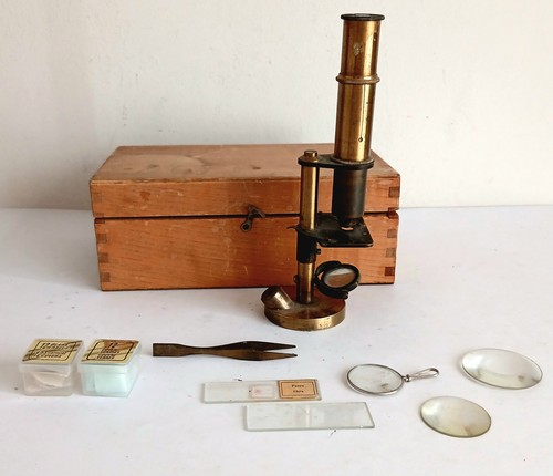 Antico microscopio monoculare