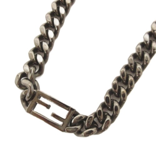 Collana con ciondolo nero