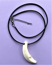 COLLANA CON DENTE DI CINGHIALE FEMMINA (SCROFA)