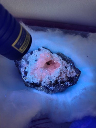 Minerali fluorescente - **,