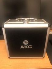 Microfono da studio AKG P220.