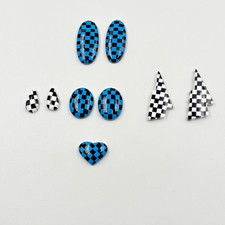 Scacchiera geometrica in onice blu e bianca di diverse forme per realizzare g...