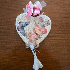 DECORAZIONE CUORE DECOUPAGE PERLE ROSE E FARFALLE FATTO A MANO 18 X18 CM