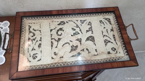 Antico vassoio legno ricamo