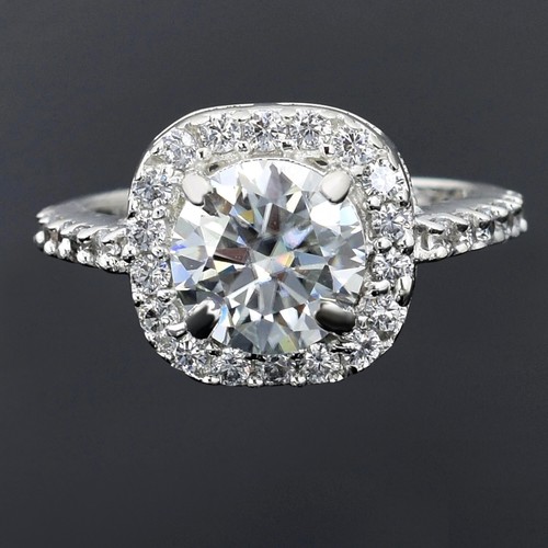 Anello solitario con - 4,40, ct.