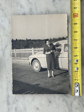 DONNA CON AUTOMOBILE RITRATTO