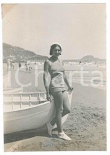 1925 ca ALASSIO Bagnante in posa con barca a remi - Fotografia anonima 7x11 cm