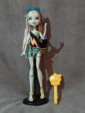 MONSTER HIGH G1 - Muñeca FRANKIE STEIN serie "GLOOM BEACH" con stand/peine