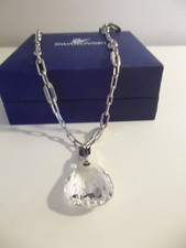 Collana con ciondolo goccia