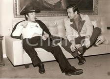 1967 MILANO Tony DALLARA vestito da cowboy insieme a Marcello TILLER *Foto 18x13