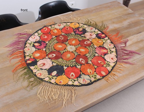 Copritavolo ricamato tondo