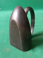 ANTICO FERRO DA STIRO IN FERRO E GHISA BASE TONDEGGIANTE F 1 R PRIMI '900. CV30