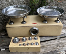 Vecchia bilancia a due piatti con pesi  - arredamento cucina