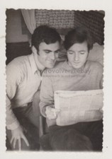 Due giovani uomini belli e