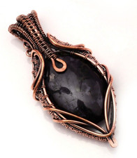 Ciondolo in nuummite naturale