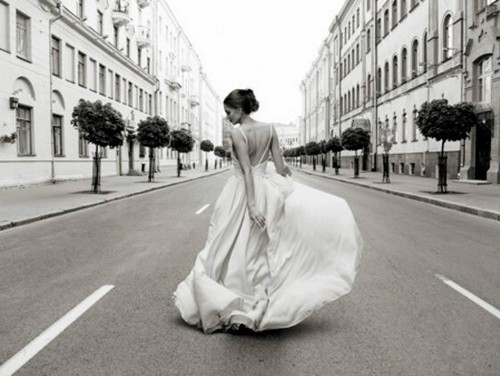 Quadro donna strada sposa - in,
