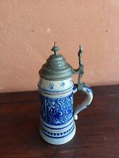 Coppia boccali birra tedeschi antichi ceramica rilievo, coperchio  di peltro 