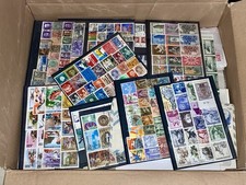 SCATOLA CON STOCK ACCUMULO FILATELIA FRANCOBOLLI COLLEZIONISMO CARTACEO LIBRI