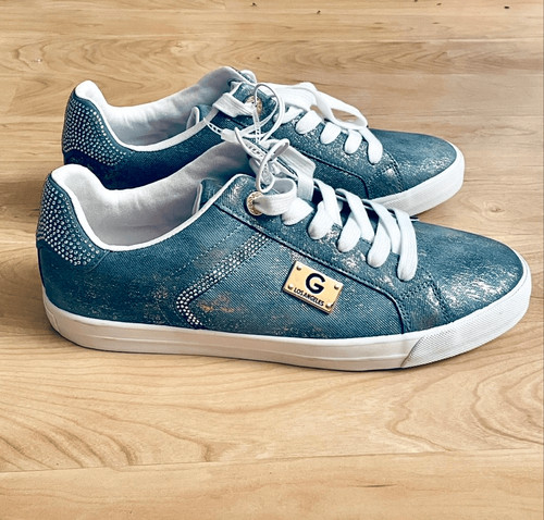 Sneakers nuove con etichette