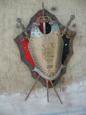 ARMATURA FERRO CON 3 SPADE - STEMMA NOBILIARE IN OTTONE - PANNELLO LEGNO - 1950